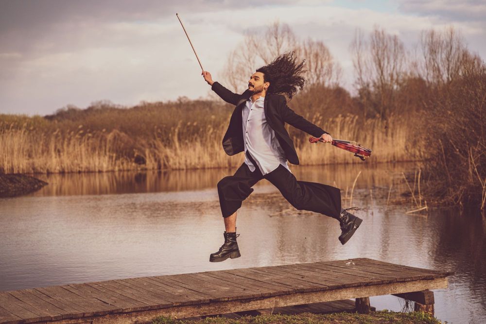 Nemanja Radulovic mit Violilne auf einem Steg am See