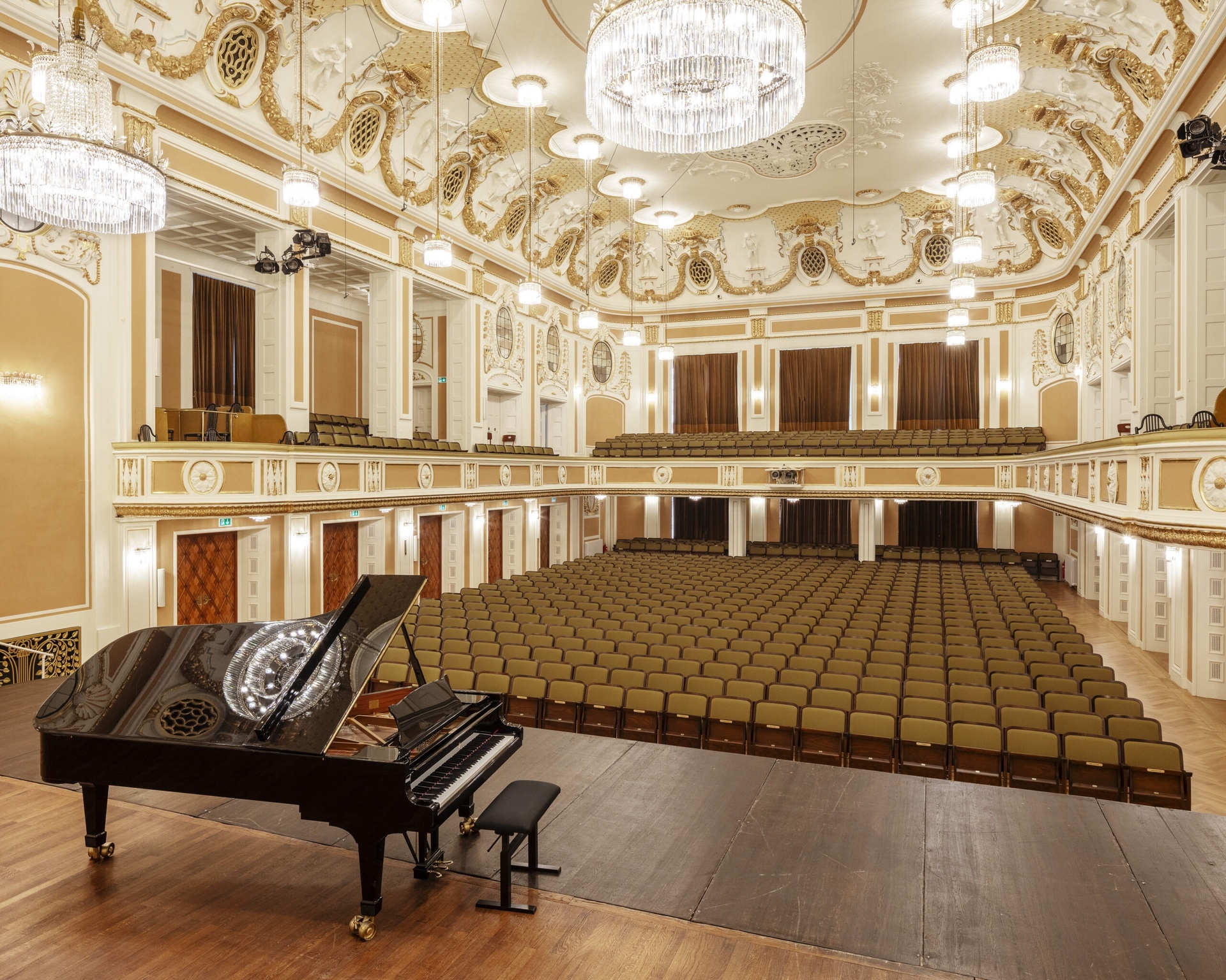 Großer Saal mit Klavier von Bühne aus gesehen Großer Saal mit Klavier von Bühne aus gesehen