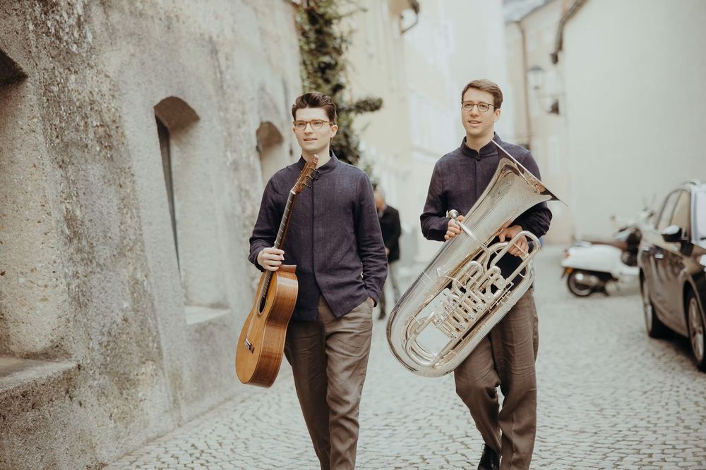 Duo Spielwerk mit Instrumenten auf der Straße