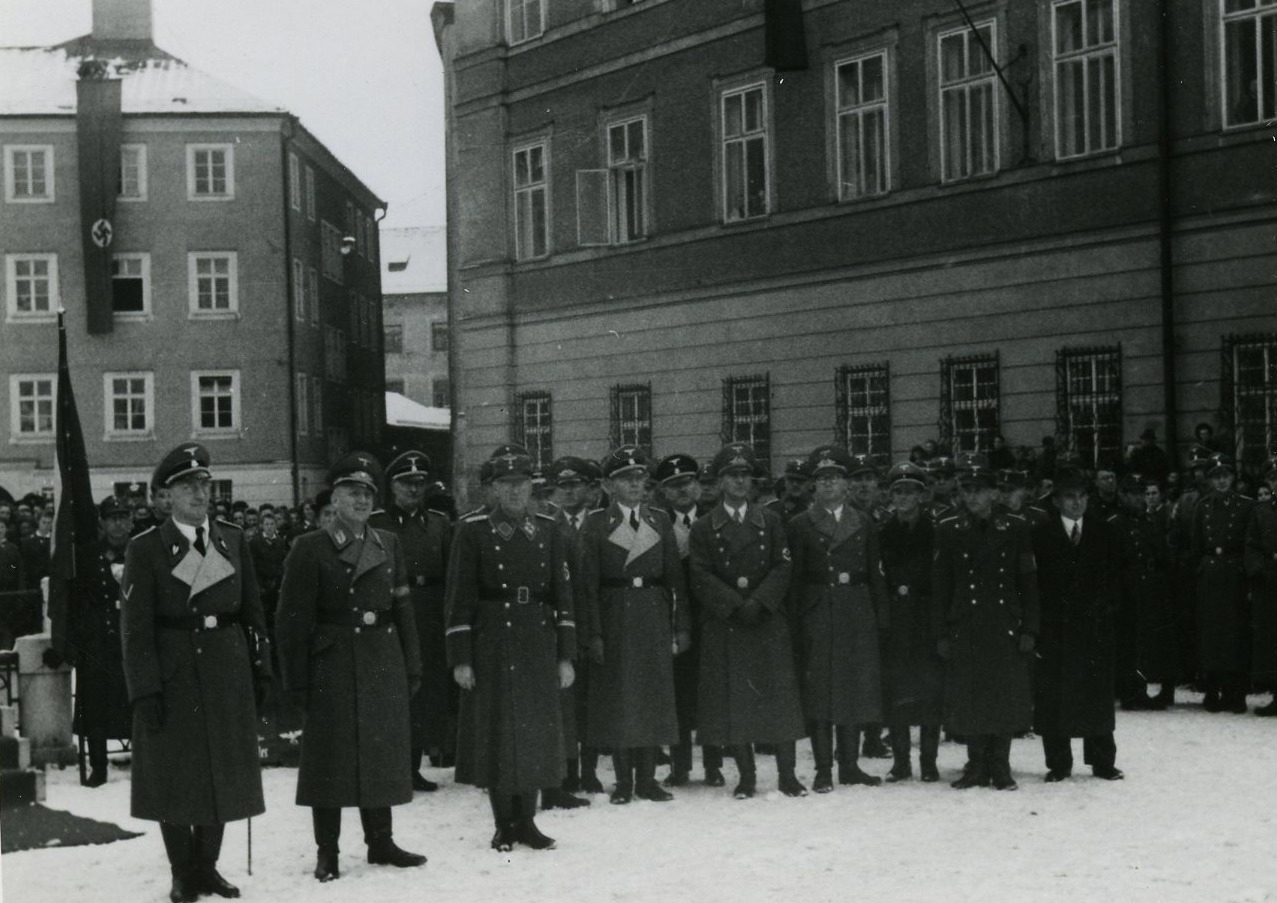 Huldigungsakt 1941 vor dem Mozart-Denkmal