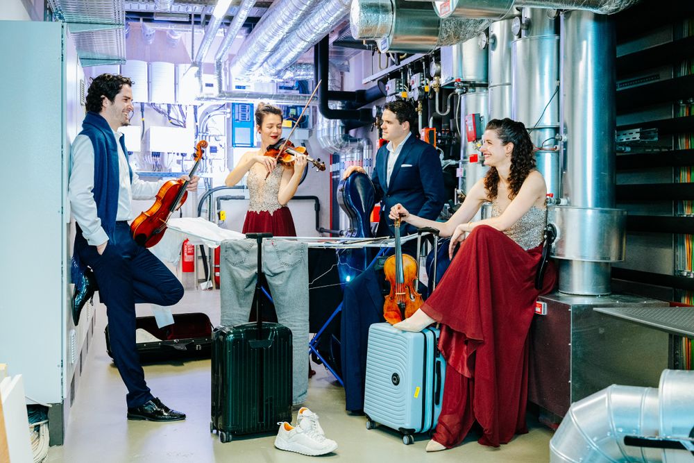 Aris Quartett mit Koffern und Instrumenten
