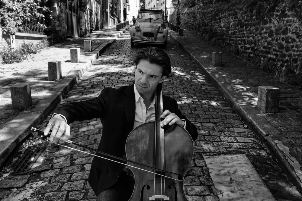Gautier Capuçon auf einer Straße mit Cello