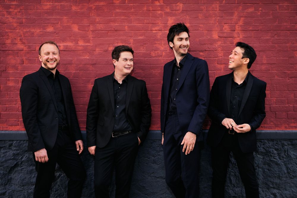 Quatuor van Kuijk vor rotem Hintergrund